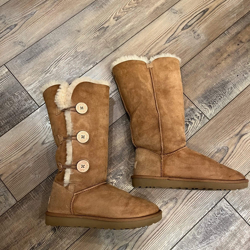 Great Condition Ugg Bailey Triple Button Tall Boo… - image 3